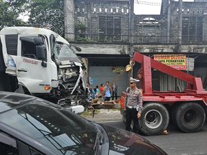 Truk Seruduk Truk di Lamongan, Sopir Diduga Kurang Jaga Jarak Truk Seruduk Truk di Lamongan, Sopir Diduga Kurang Jaga Jarak