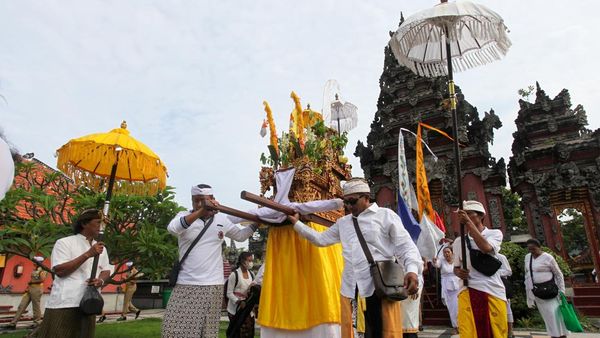 Melihat Upacara Melasti di Surabaya