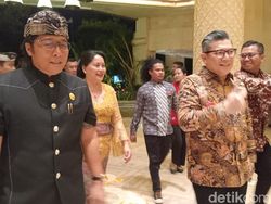 Giri Prasta Ditemani Istri Tiba di Venue detikBali Awards 2025