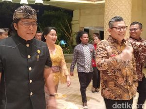 Giri Prasta Ditemani Istri Tiba di Venue detikBali Awards 2025