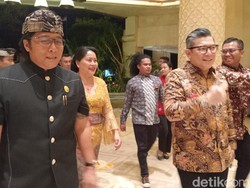 Giri Prasta Ditemani Istri Tiba di Venue detikBali Awards 2025