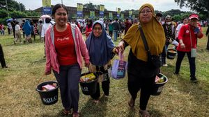 Aksi Berbagi Kebahagiaan Jelang Lebaran di Benteng Vastenburg Solo