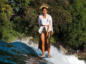Berselancar Pakai Kebaya? Surfer Berdarah Batak Ini Buktikan Bisa