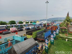 Truk Logistik Padati Pelabuhan Gilimanuk Jelang Pembatasan Arus Mudik Lebaran