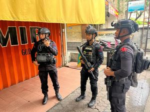 Brimob Polda Bali Gencarkan Patroli di Pertokoan Emas Jelang Hari Raya Brimob Polda Bali Gencarkan Patroli di Pertokoan Emas Jelang Hari Raya