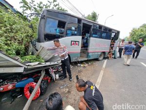 Bus Cendana Seruduk Bengkel gegara Hindari Motor Belok Mendadak