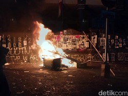 Demo Tolak UU TNI di Kota Malang Ricuh, Massa Bakar Ban Depan Gedung DPRD