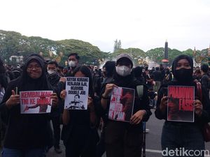 Demo Tolak UU TNI, Polisi: Mahasiwa Bakar Ban Bukan Pos Jaga Demo Tolak UU TNI, Polisi: Mahasiwa Bakar Ban Bukan Pos Jaga