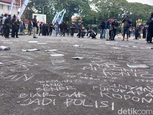 Demo UU TNI Kota Malang, Kecaman Dwifungsi ABRI Tertulis di Aspal Jalan Demo UU TNI Kota Malang, Kecaman Dwifungsi ABRI Tertulis di Aspal Jalan