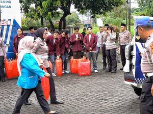 Momen Polantas Jakarta Bagikan Takjil di Jakbar Bareng Aliansi Mahasiswa Momen Polantas Jakarta Bagikan Takjil di Jakbar Bareng Aliansi Mahasiswa