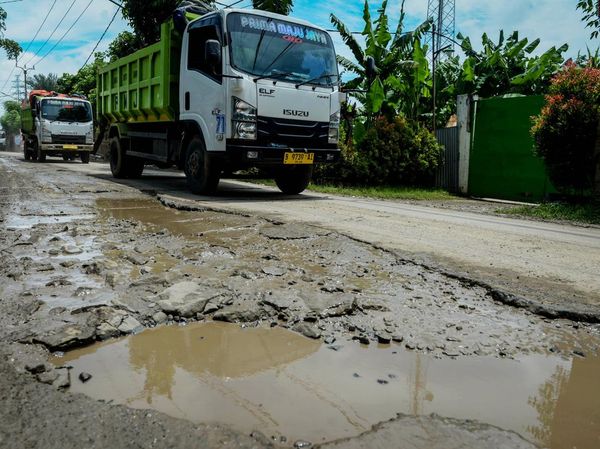 Hati-hati! Jalan Akses Wisata Pantai Tanjung Pasir Rusak