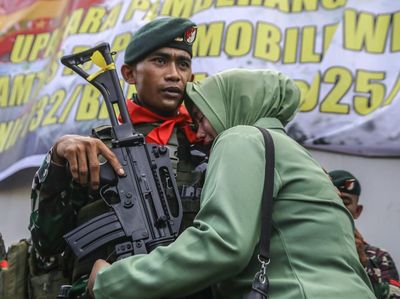 Isak Tangis dan Lambaian Tangan Iringi Keberangkatan TNI ke Papua
