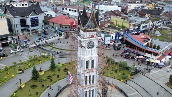 Jam Gadang Dicat Ulang