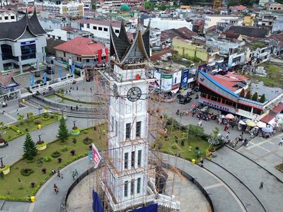 Jam Gadang Dicat Ulang