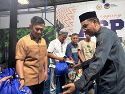 Kapolda Sulsel-Anggota Komisi III RL Bagi Sembako Lebaran ke Warga Makassar