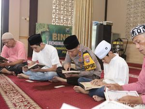 Tadarus Bareng Warga Rutin Digelar di Masjid Al Busrah Polres Lamongan Tadarus Bareng Warga Rutin Digelar di Masjid Al Busrah Polres Lamongan