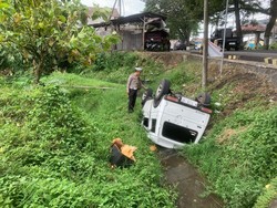 Kaget Disalip, Suzuki Katana Terbalik Masuk Parit di Kota Batu
