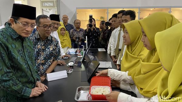 Potret Mendiktisaintek-Menag-Mensos Kunjungi SMA Unggulan CT Arsa Sukoharjo