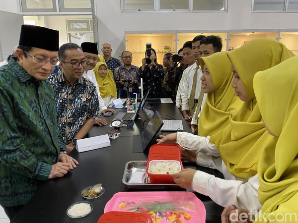 Potret Mendiktisaintek-Menag-Mensos Kunjungi SMA Unggulan CT Arsa Sukoharjo
