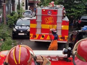 Cerita Damkar Surabaya Terhalang Mobil Saat ke Lokasi Kebakaran Cerita Damkar Surabaya Terhalang Mobil Saat ke Lokasi Kebakaran