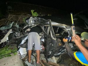 CR-V Muat Satu Keluarga Ringsek Tertabrak KA Kertajaya di Lamongan CR-V Muat Satu Keluarga Ringsek Tertabrak KA Kertajaya di Lamongan