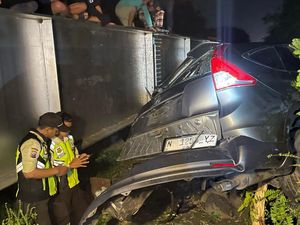 Loko KA Kertajaya Ringsek Tertabrak CR-V di Lamongan Diganti dari Pasar Turi Loko KA Kertajaya Ringsek Tertabrak CR-V di Lamongan Diganti dari Pasar Turi