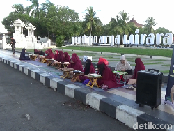Ngabuburit Ala Santri dengan Ngaji on The Road di Alun-alun Lumajang