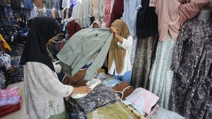 Pasar Rakyat Meulaboh Diserbu Warga yang Berburu Baju Lebaran
