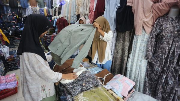 Pasar Rakyat Meulaboh Diserbu Warga yang Berburu Baju Lebaran