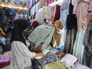 Pasar Rakyat Meulaboh Diserbu Warga yang Berburu Baju Lebaran