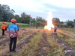 Tak Kunjung Habis, Semburan Gas Sumur Bor di Masjid Bojonegoro Dibakar