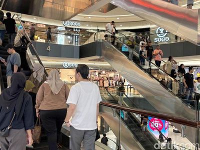 Pengunjung Mulai Padati Mal di Surabaya Jelang Lebaran
