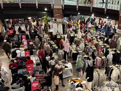 Mal di Surabaya Diserbu Warga yang Berburu Baju Baru Jelang Lebaran