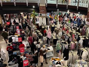Mal di Surabaya Diserbu Warga yang Berburu Baju Baru Jelang Lebaran Mal di Surabaya Diserbu Warga yang Berburu Baju Baru Jelang Lebaran