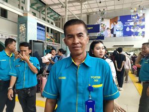 Cerita Porter di Stasiun Senen Cari Tambahan Uang untuk Baju Lebaran Anak