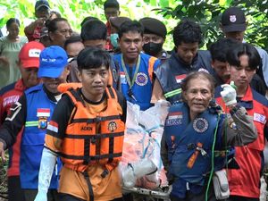 Pria Bertato Naga Ditemukan Tewas Tersangkut Pohon Waru di Mojokerto