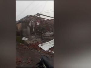 305 Rumah Warga di Subang Rusak Usai Diterjang Puting Beliung 305 Rumah Warga di Subang Rusak Usai Diterjang Puting Beliung