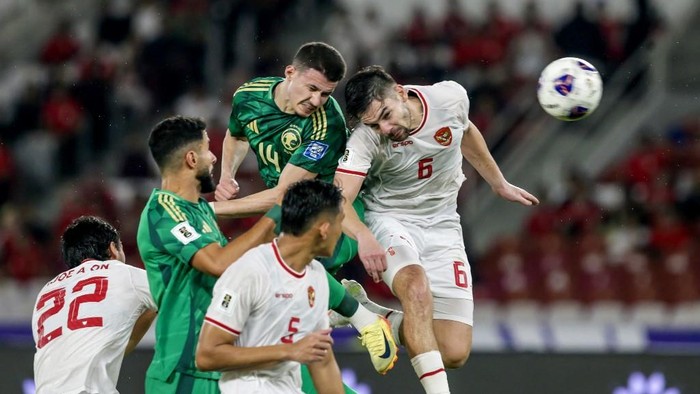 Sandy Walsh, Arab Saudi vs Indonesia Indonesia's Sandy Walsh (R) fights for the ball during the 2026 World Cup Asian qualification football match between Saudi Arabia and Indonesia at Bung Karno Stadium in Jakarta on November 19, 2024. (Photo by ADITYA AJI / AFP)