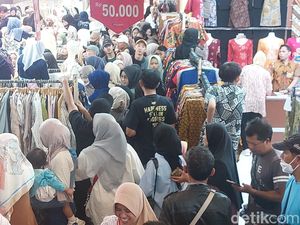 Omzet Pedagang Pasar Baru Merosot Meski Pengunjung Membludak Omzet Pedagang Pasar Baru Merosot Meski Pengunjung Membludak