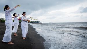 Melihat Upacara Melasti Jelang Nyepi di Pantai Tanjung Pasir