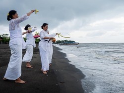 Makna Upacara Melasti yang Biasanya Digelar di Pantai Menjelang Nyepi