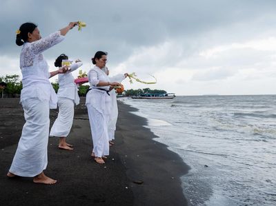 Melihat Upacara Melasti Jelang Nyepi di Pantai Tanjung Pasir