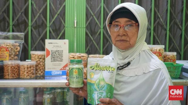 Warsiti (75) mengembangkan bisnis olahan dari lidah buaya di rumahnya, Kecamatan Makassar, Jakarta Timur