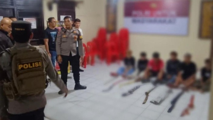 6 Bocah di Pontianak Ditangkap Enam anak yang terlibat perang sarung ditangkap polisi dari Polsek Pontianak Selatan. Mereka ditangkap di Gang Bayu, Jalan Tanjungpura, Kelurahan Benua Melayu Laut, Kecamatan Pontianak Selatan, Senin (24/3/2025) pukul 01.30 WIB.