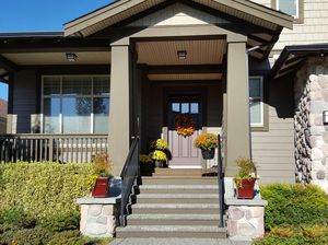 5 Inspirasi Dekorasi Tangga Depan Rumah yang Ciamik