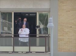 Dunia Hari Ini: Paus Fransiskus Menyapa Warga Sebelum Pulang dari Rumah Sakit