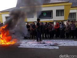 Tolak UU TNI, Mahasiswa Bakar Ban di Depan Gedung DPRD Majalengka