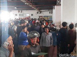 THR Cair, Warga Serbu Kantor Samsat Karawang