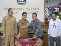 Bupati Badung Terima Bantuan CSR Mobil-Smart TV dari BPD Bali
