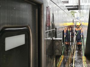 Loyalitas Cucu Pastikan Kereta Tetap Bersih di Hari Lebaran Loyalitas Cucu Pastikan Kereta Tetap Bersih di Hari Lebaran